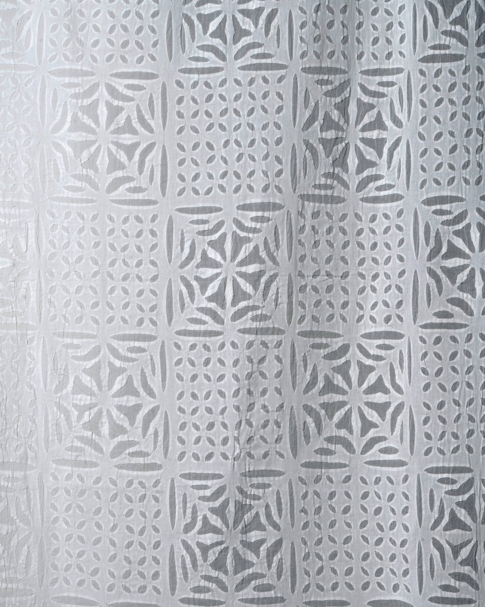 Dettaglio applique cutwork motivo scacchi
