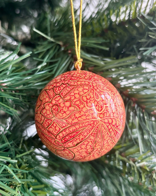 Pallina di Natale Arabesque in papier-mâché, con fondo arancio-pesca e decorazioni astratte rosse e dorate, fatta a mano, diametro 6 cm.