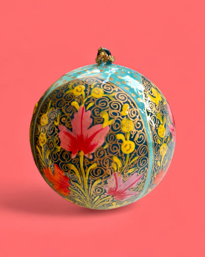 Pallina di natale decorata a mano, colori vivaci