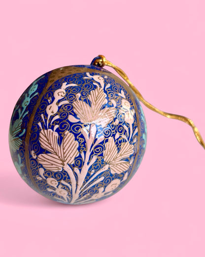 Palline di natale dipinte a mano rosa e blu