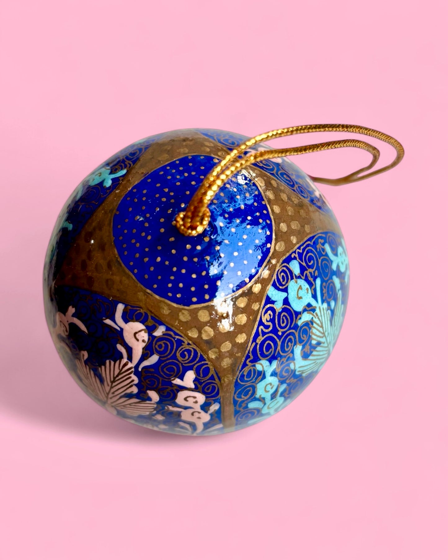 Pallina di natale decorata a mano, fondo blu con fiori celesti e rosa