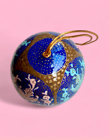 Pallina di natale decorata a mano, fondo blu con fiori celesti e rosa