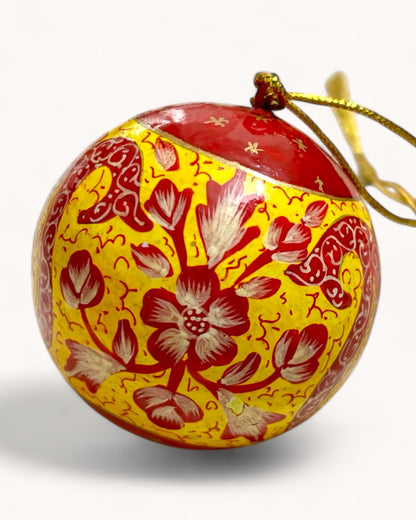 Pallina di Natale Red blossom in papier maché con motivi floreali e sfumature di giallo e rosso, realizzata a mano a Srinagar, Kashmir