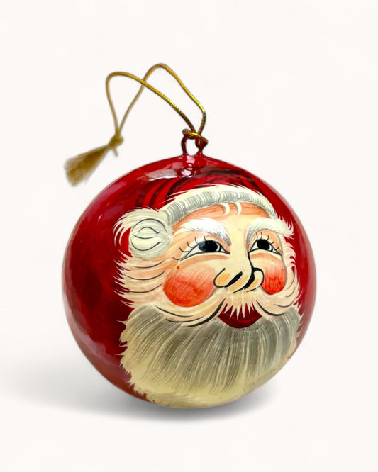 Pallina di Natale rossa con Babbo Natale dipinto a mano, realizzata in papier maché a Srinagar, Kashmir, diametro 8 cm.