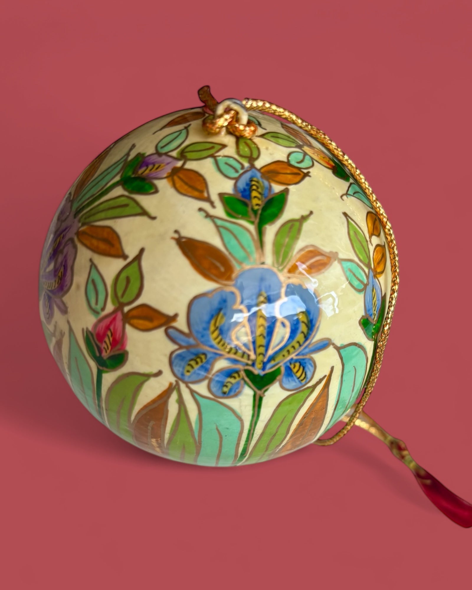 Pallina crema con fiori colorati dipinti a mano