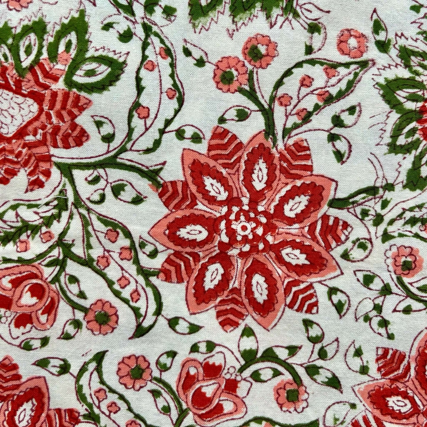 Motivo floreale stampato a mano con tecnica blockprint su fodera in cotone, colori vivaci ispirati al Rajasthan.