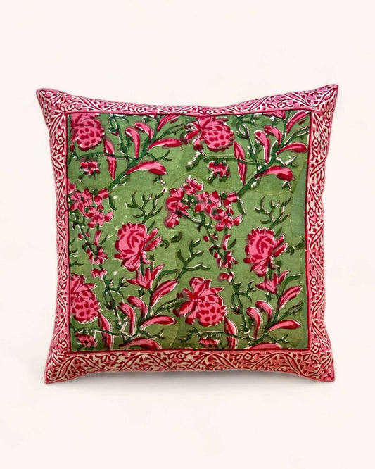 Fodera per cuscino 40x40 cm stampata a mano con motivo floreale rosa lampone su fondo verde, design artigianale indiano.