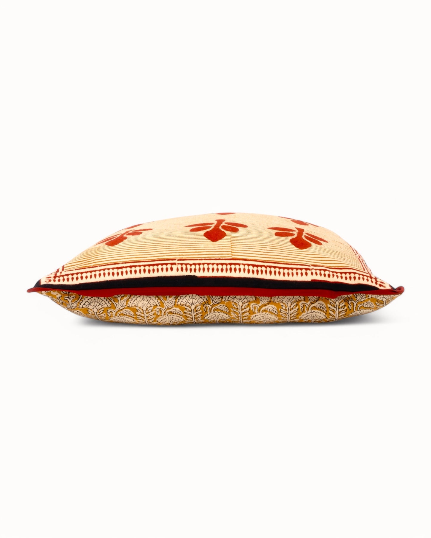 Cuscino arredo salotto o camera da letto con fantasia floreale beige e fondo ocra.