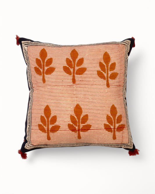 Federa per cuscino Fern Hill in cotone con stampa block-print, decorata con spighe arancione ruggine su fondo a righe rosse e bianche, con pompon bordeaux agli angoli.