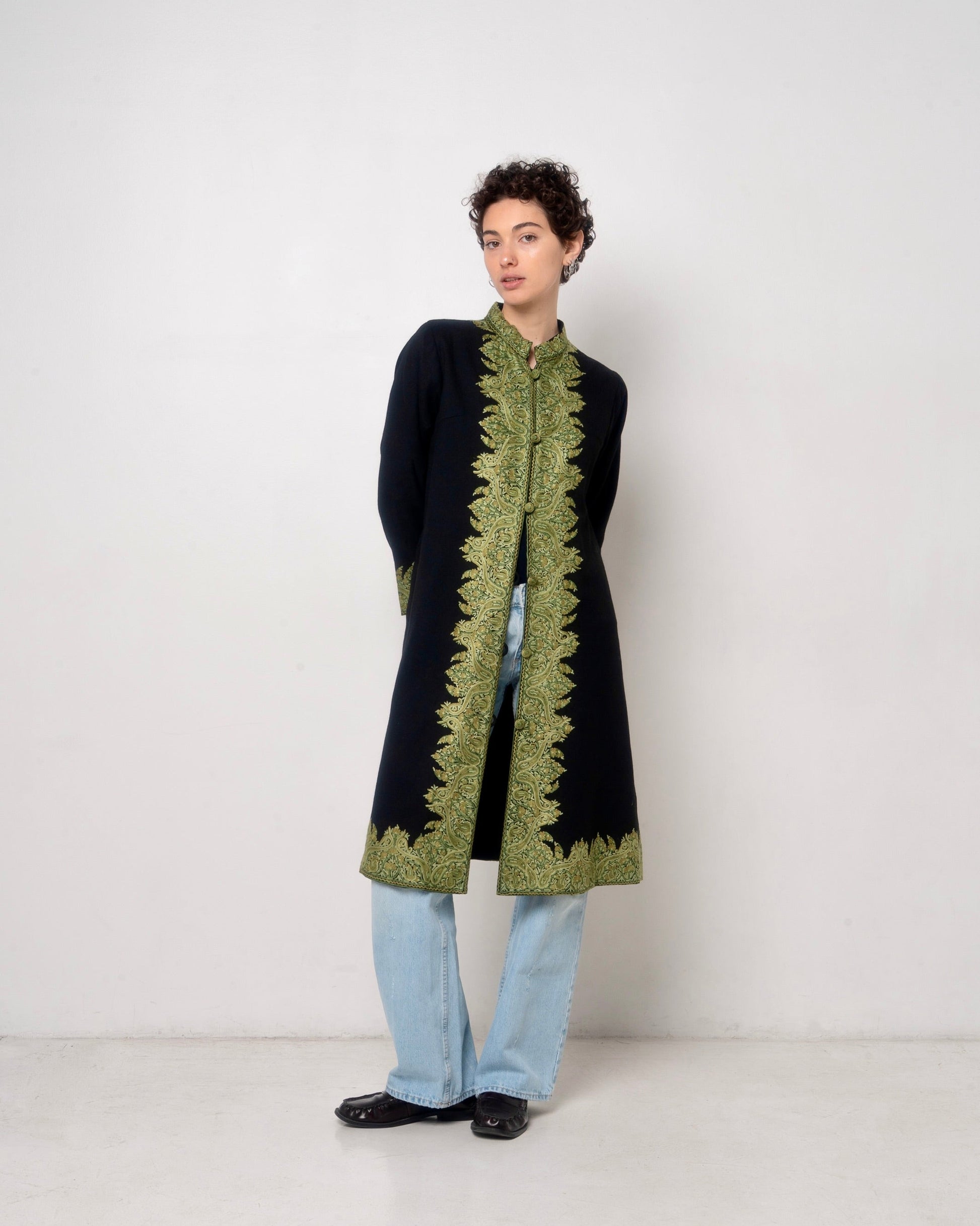 Cappotto con ricamo verde in lana nera