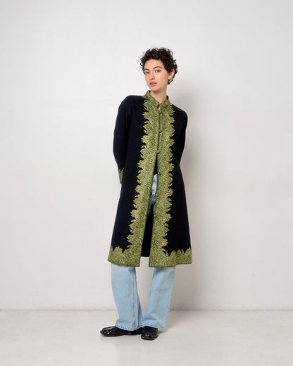 Cappotto con ricamo verde in lana nera