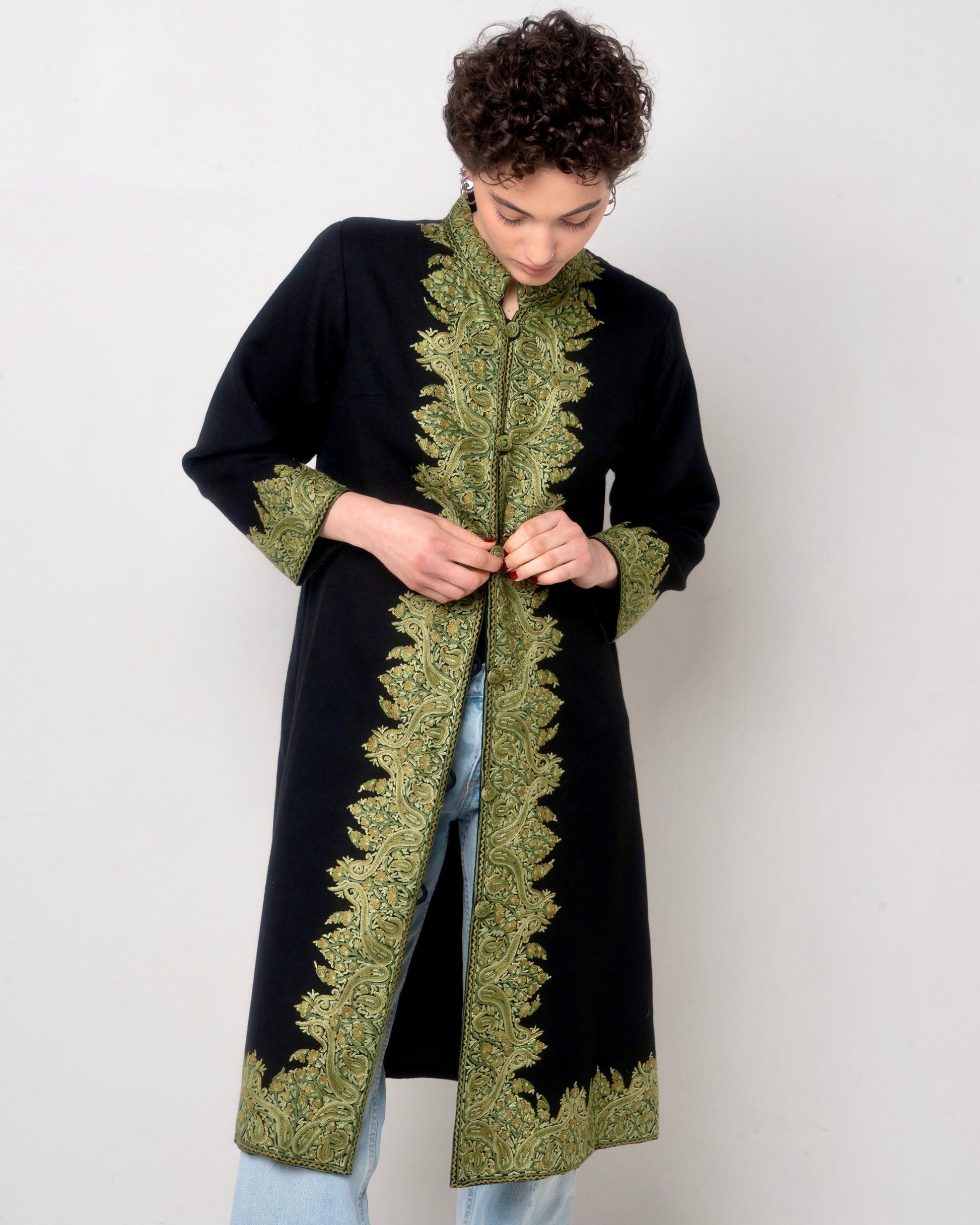 Cappotto donna autunno in lana nera e ricami verdi eseguiti a mano
