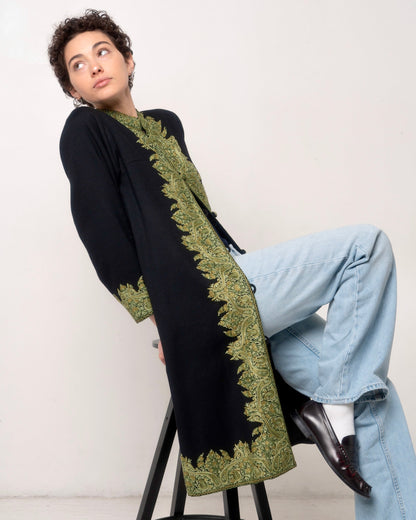 Soprabito donna in lana nera con ricami verdi fatti a mano