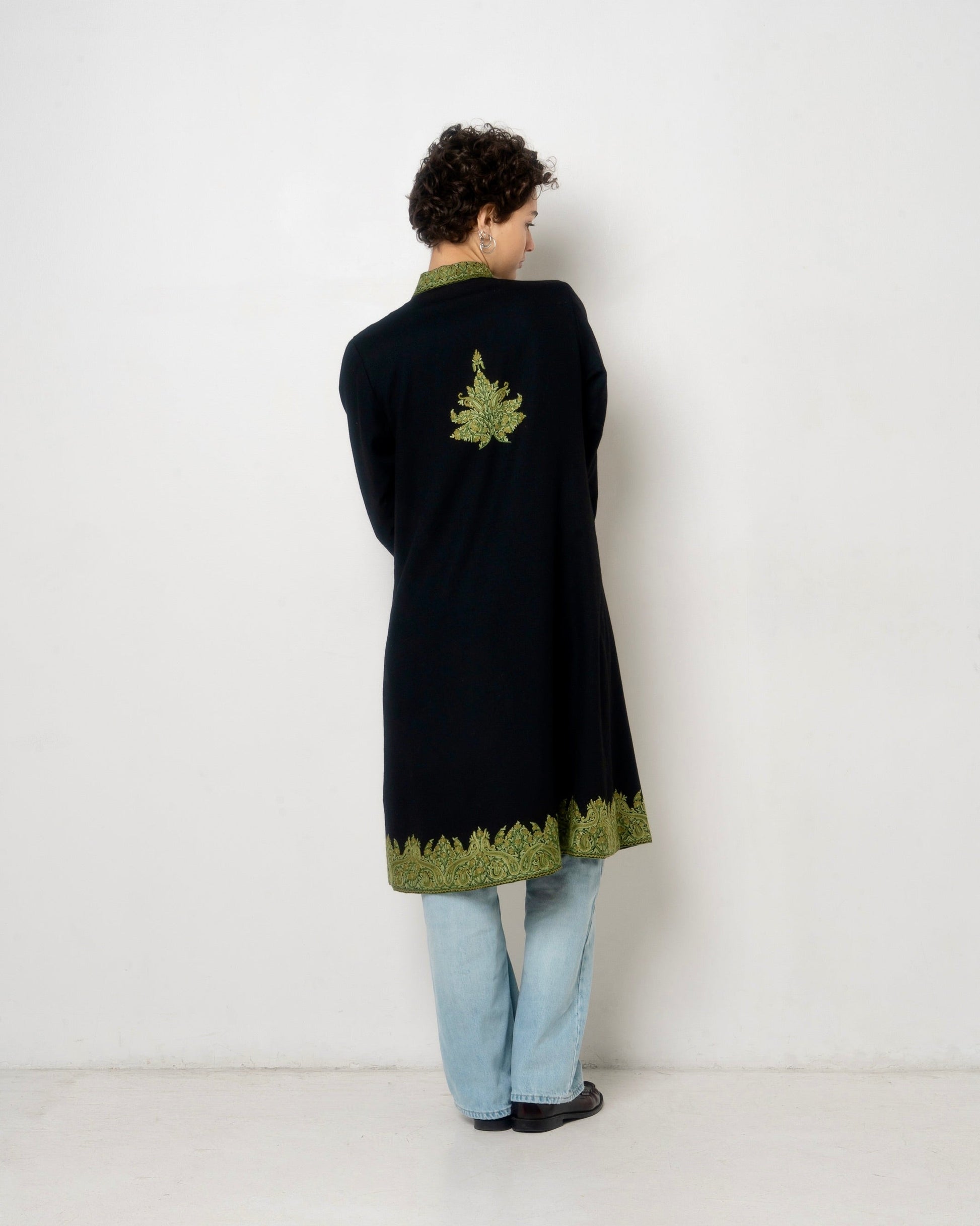 Cappotto nero donna in lana con ricami verdi eseguiti a mano