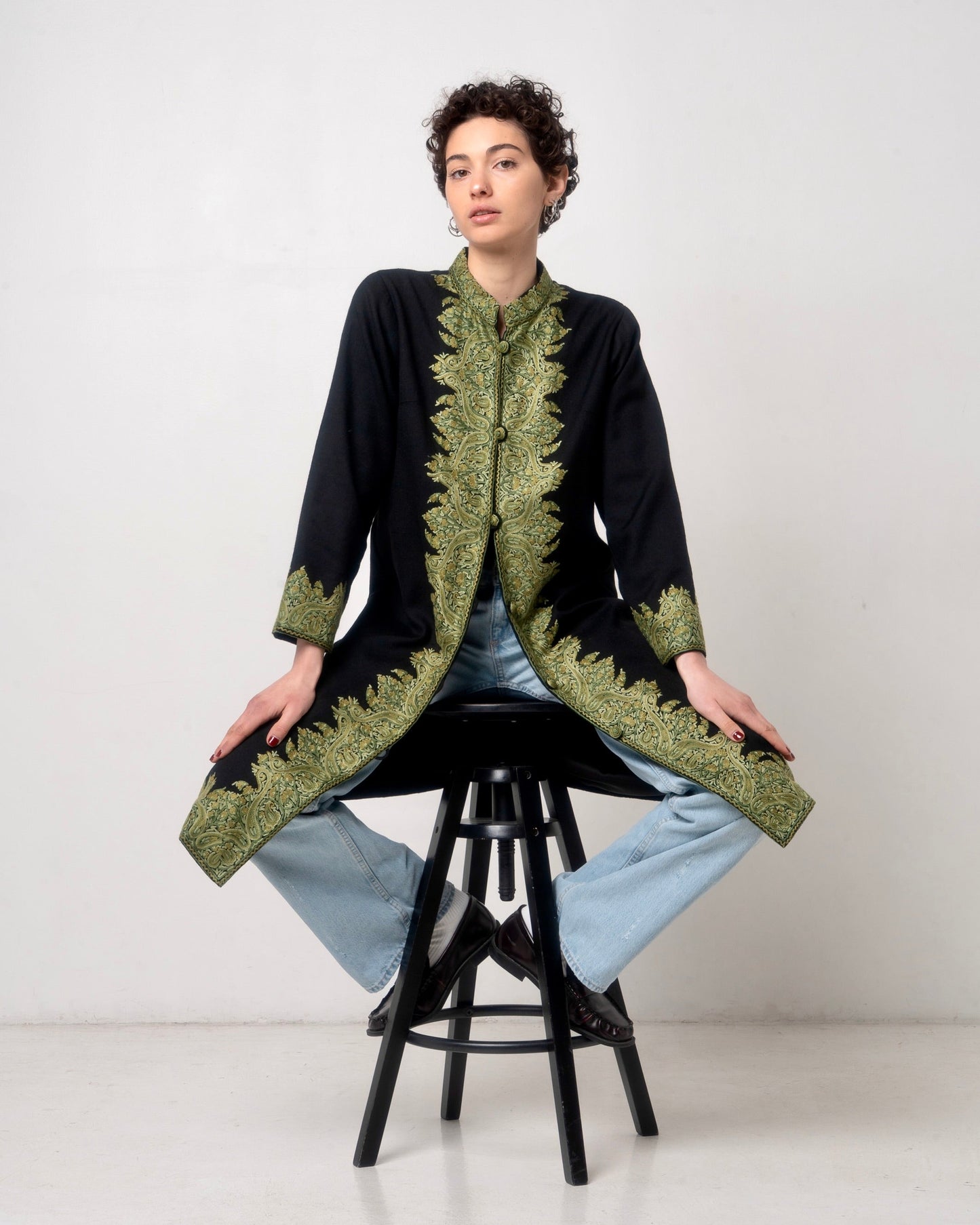 Cappotti 100% lana donna, neri con ricamo verde fatto a mano