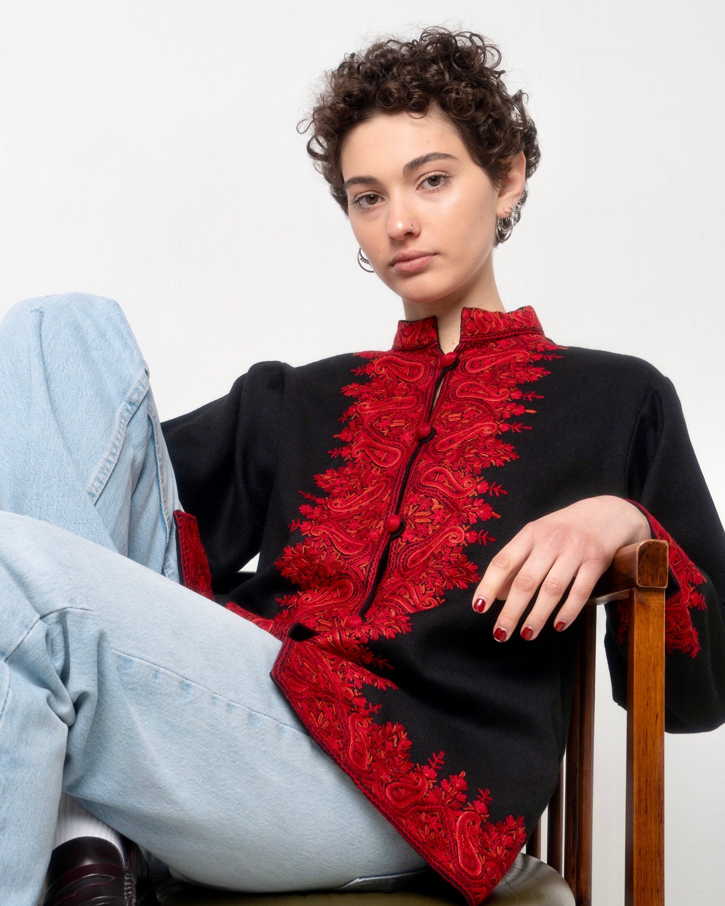 giacca in lana 120 con ricamo rosso