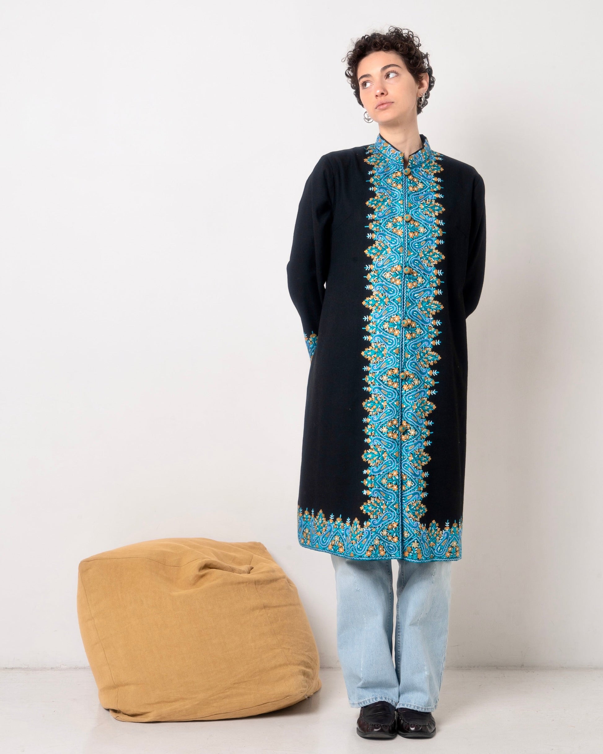 Cappotto in lana con ricami fatti a mano