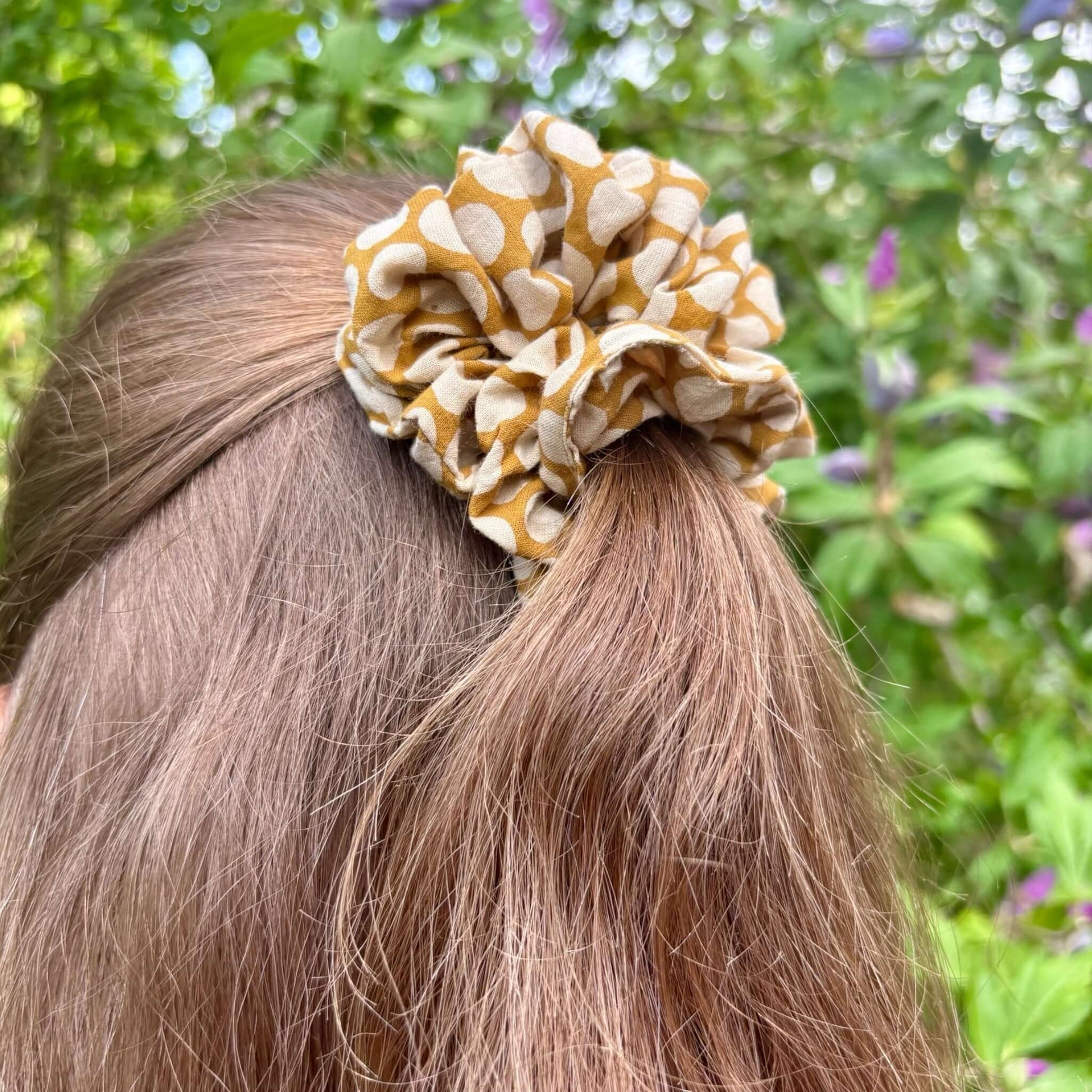 Scrunchies fatti a mano, blockprinting, elastico per capelli giallo senape con pois beige