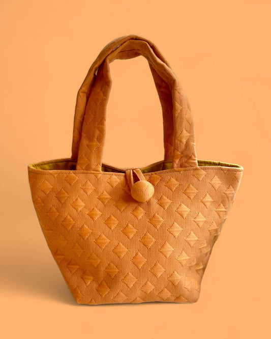 Borsa a mano compatta in cotone jacquard albicocca con motivo geometrico a rombi – Design moderno e tessuto pregiato.