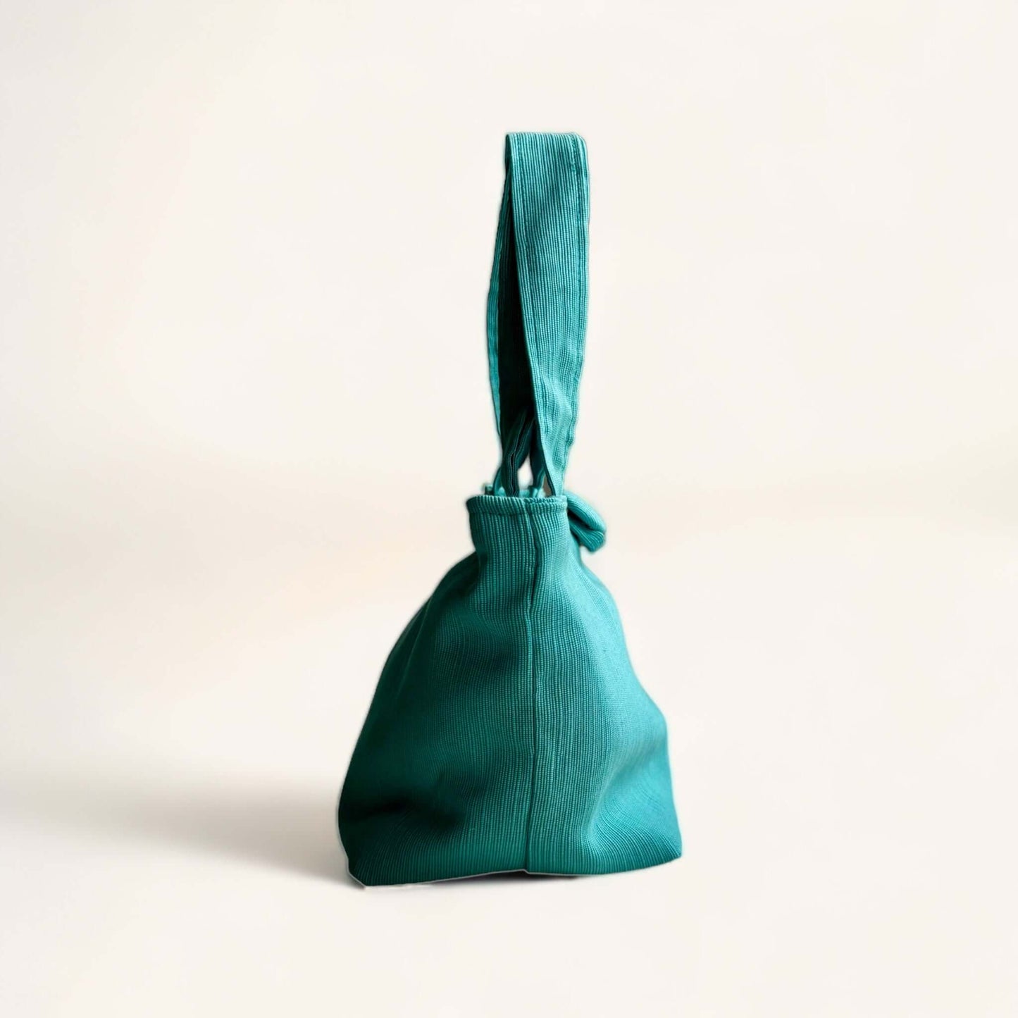 Minibag compatta a trapezio rovesciato in cotone ottoman azzurro acqua, ideale per portare l'essenziale.