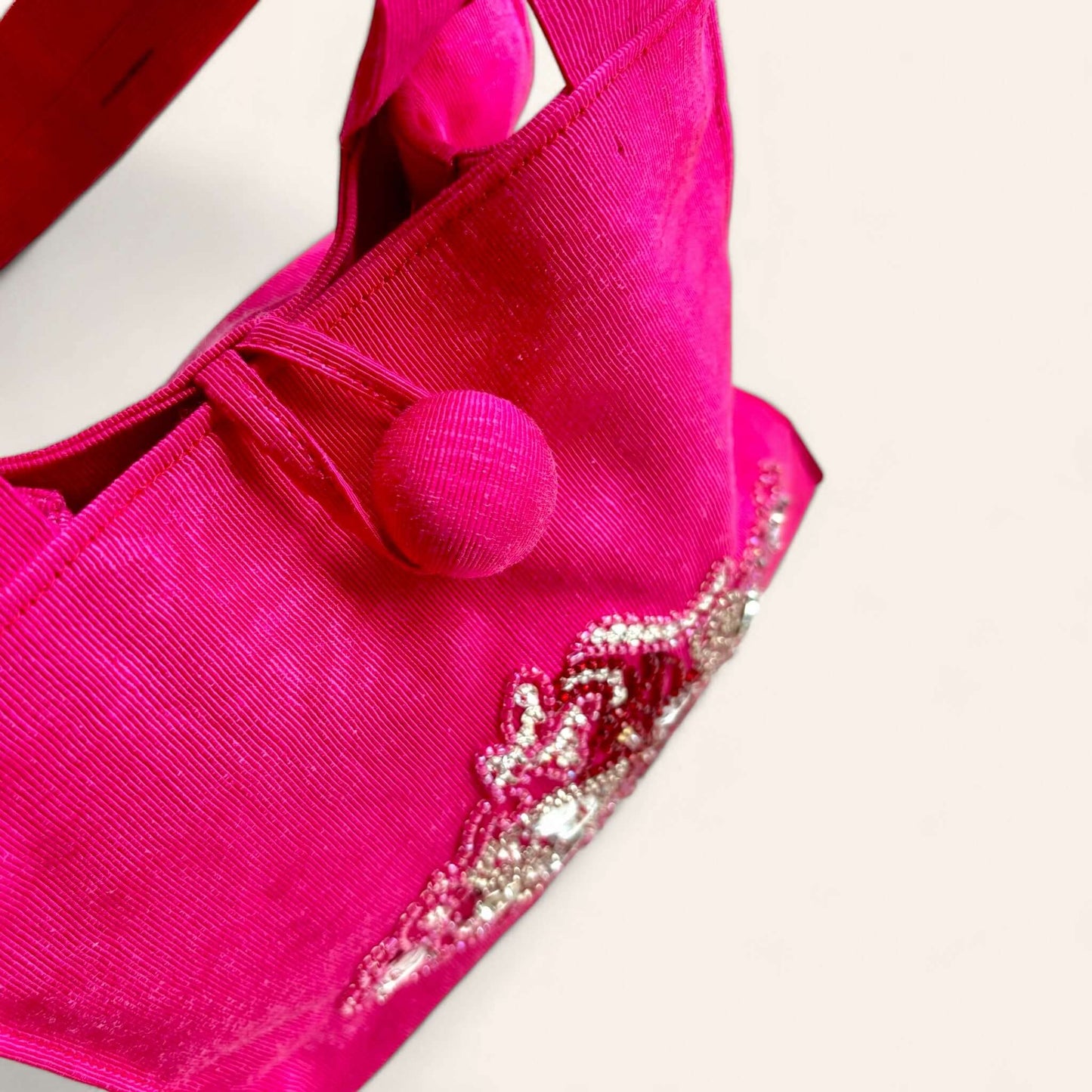 Minibag elegante sera in cotone moire fucsia, forma quadrata, ricamo a mano con pietre e strass.