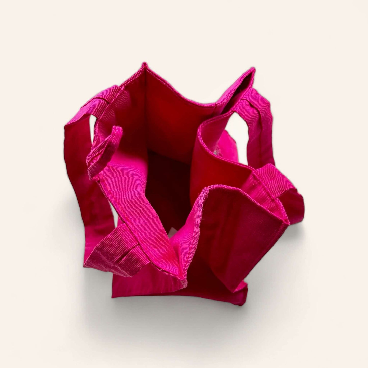 Elegante borsetta da sera in cotone moire fucsia, forma quadrata, ricamo a mano con pietre e strass.