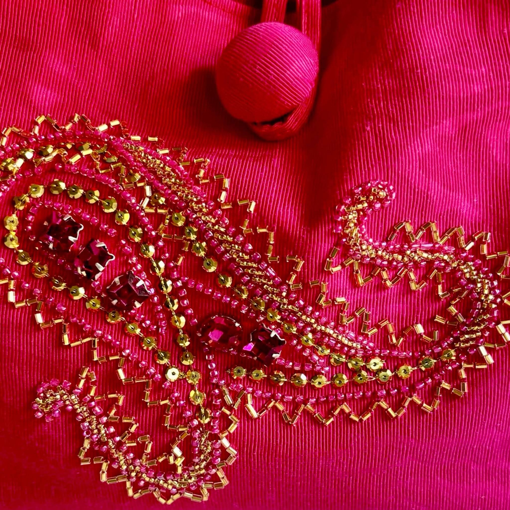 Borsetta da sera in cotone moire fucsia, forma quadrata, ricamo a mano con jais e strass oro e fucsia, bottone rivestito.