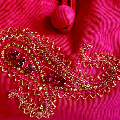 Borsetta da sera in cotone moire fucsia, forma quadrata, ricamo a mano con jais e strass oro e fucsia, bottone rivestito.