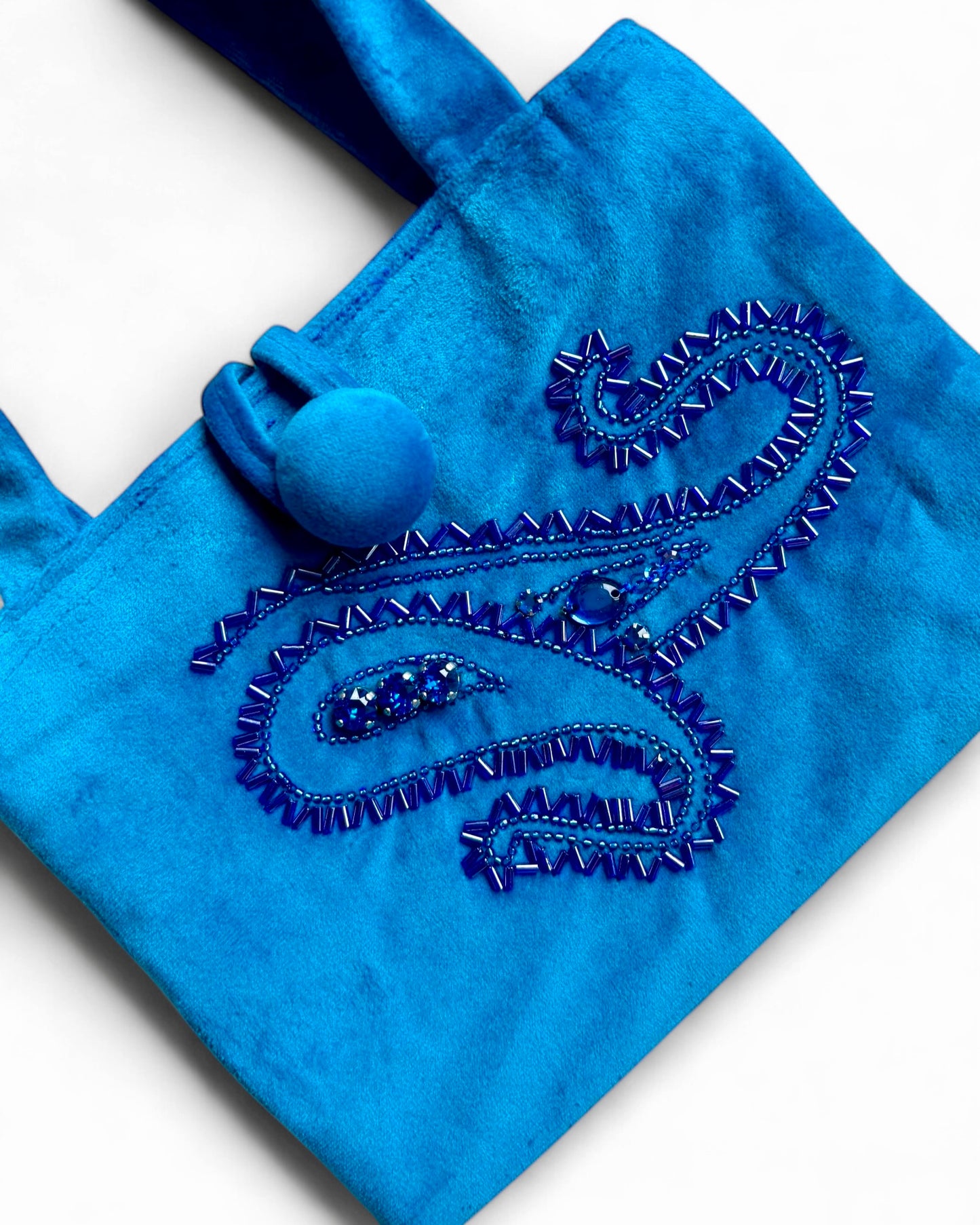 Ricamo a mano con jais e paillettes