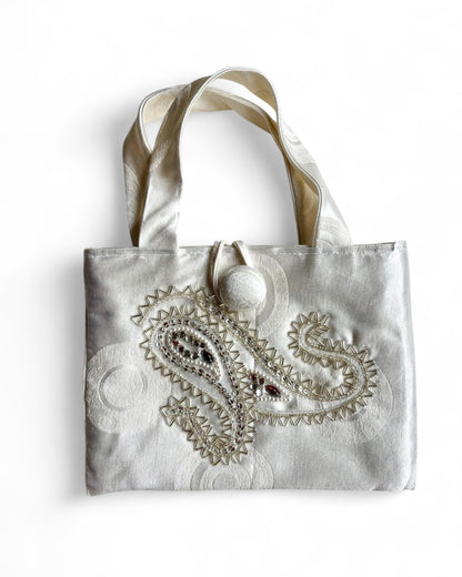 Ricamo cachemire con jais e paillettes