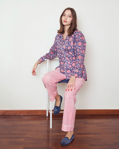 Pigiama in stile mix&match con casacca floreale e pantaloni a righe rosa e bianche. Ideale per comfort ed eleganza.