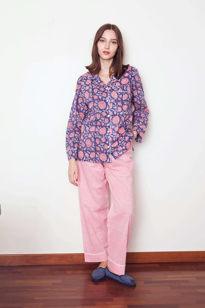 Completo femminile e versatile con casacca floreale e pantaloni a righe.