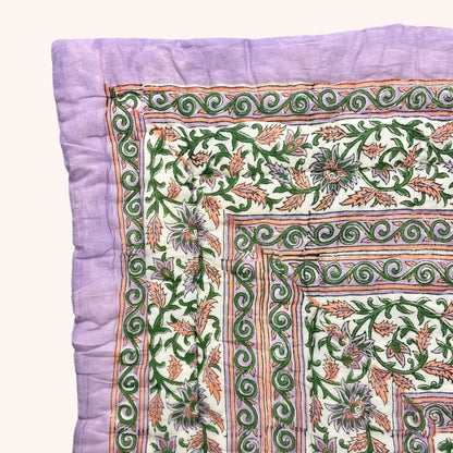 Trapunta double-face floreale realizzata a Jaipur, India, in cotone stampato con tecnica block printing, disponibile in versione singola e matrimoniale.