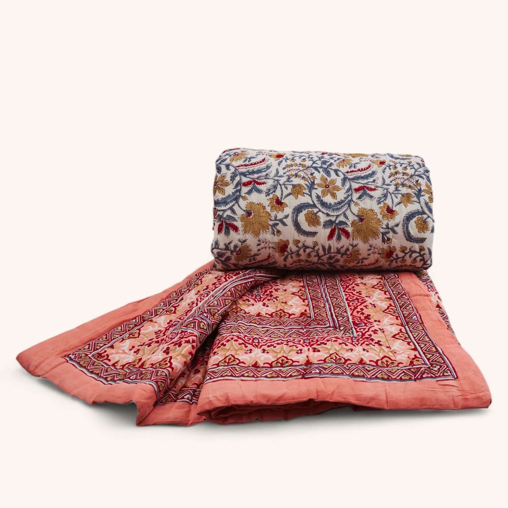 Trapunta Dovey matrimoniale realizzata a Jaipur, Rajasthan, con motivo floreale block-print e lato rosa pesca