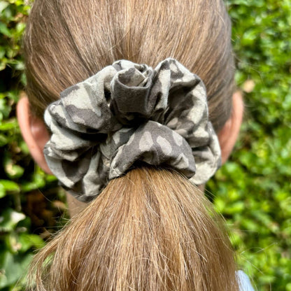 Scrunchies stampati a mano, elastico per capelli grigio