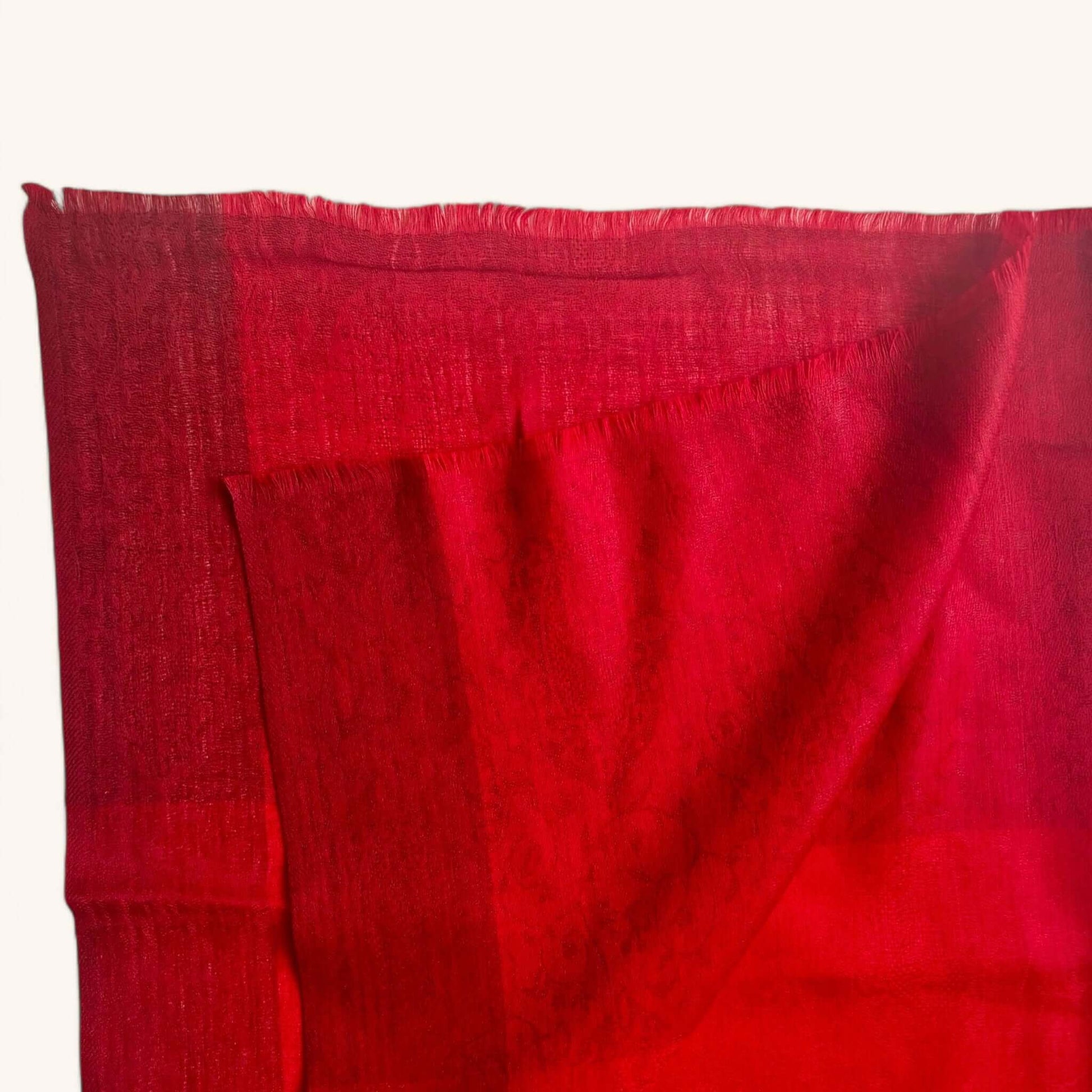 Dettaglio di stola rossa, dal colore intenso e vibrante, morbida e raffinata