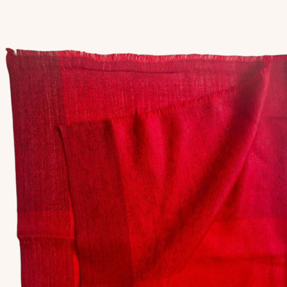 Dettaglio di stola rossa, dal colore intenso e vibrante, morbida e raffinata