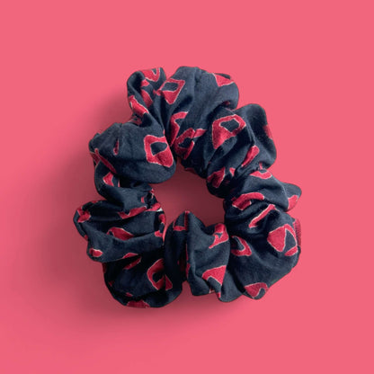 Scrunchies in cotone, elastico per capelli nero con piccoli disegni rossi