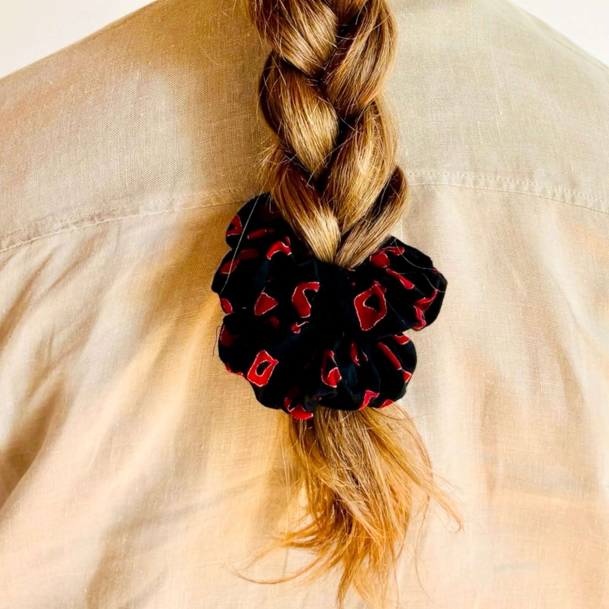 Elastici per capelli in cotone nero e rosso, risalta su capelli biondi