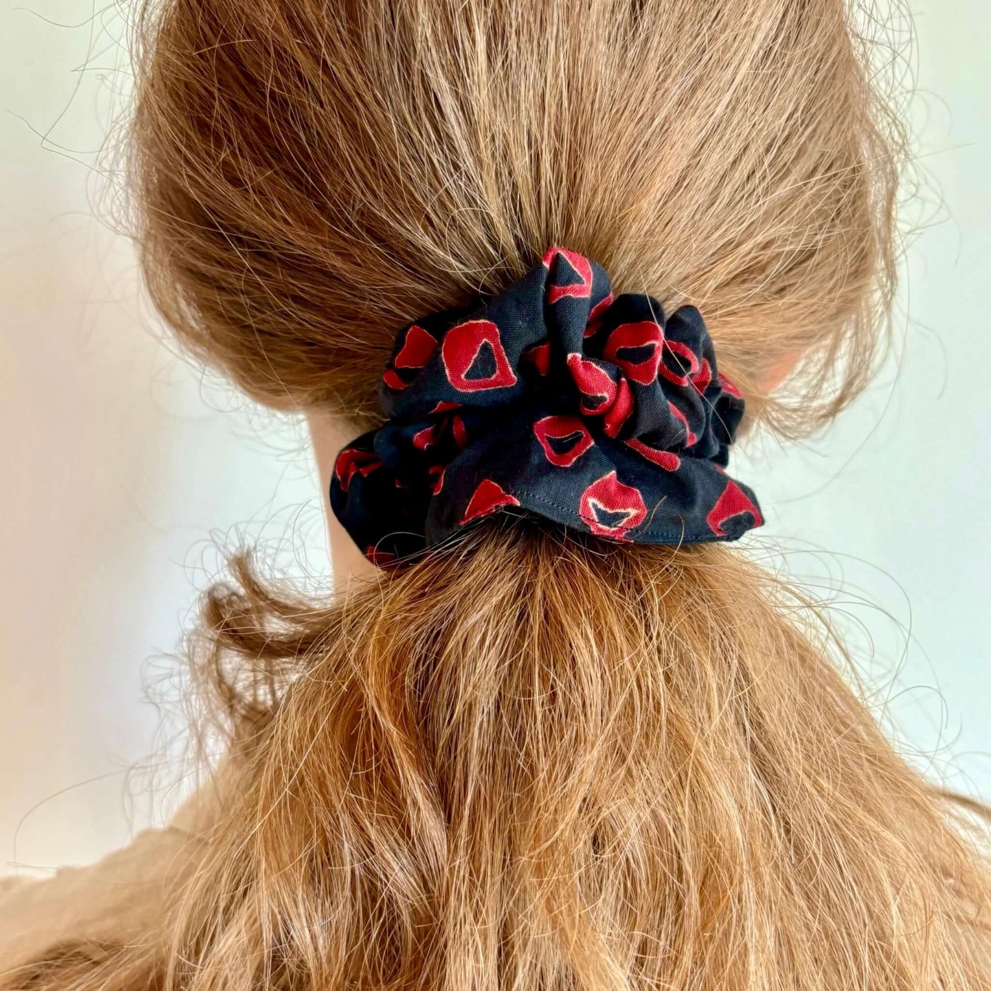 Scrunchies blockprint in cotone nero e rosso