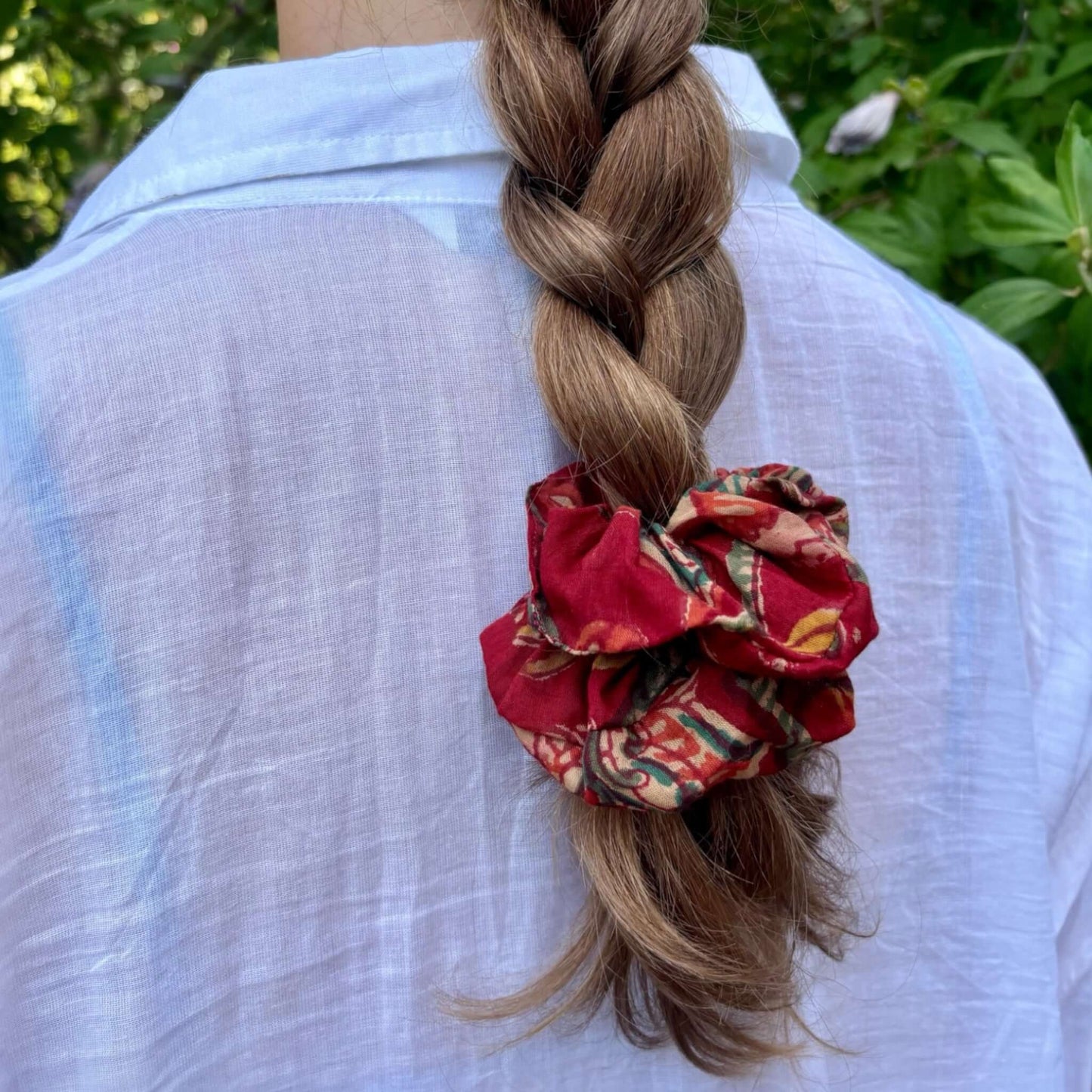 Accessori capelli con stampa blockprint, elastico rosso con fiori colorati