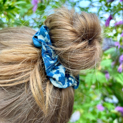 Scrunchie in cotone stampato a mano blu e bianco