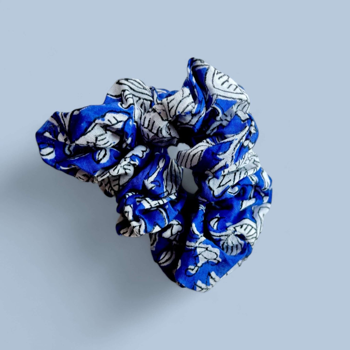 Scrunchies fatti a mano, elastico per capelli blu con fiori bianchi