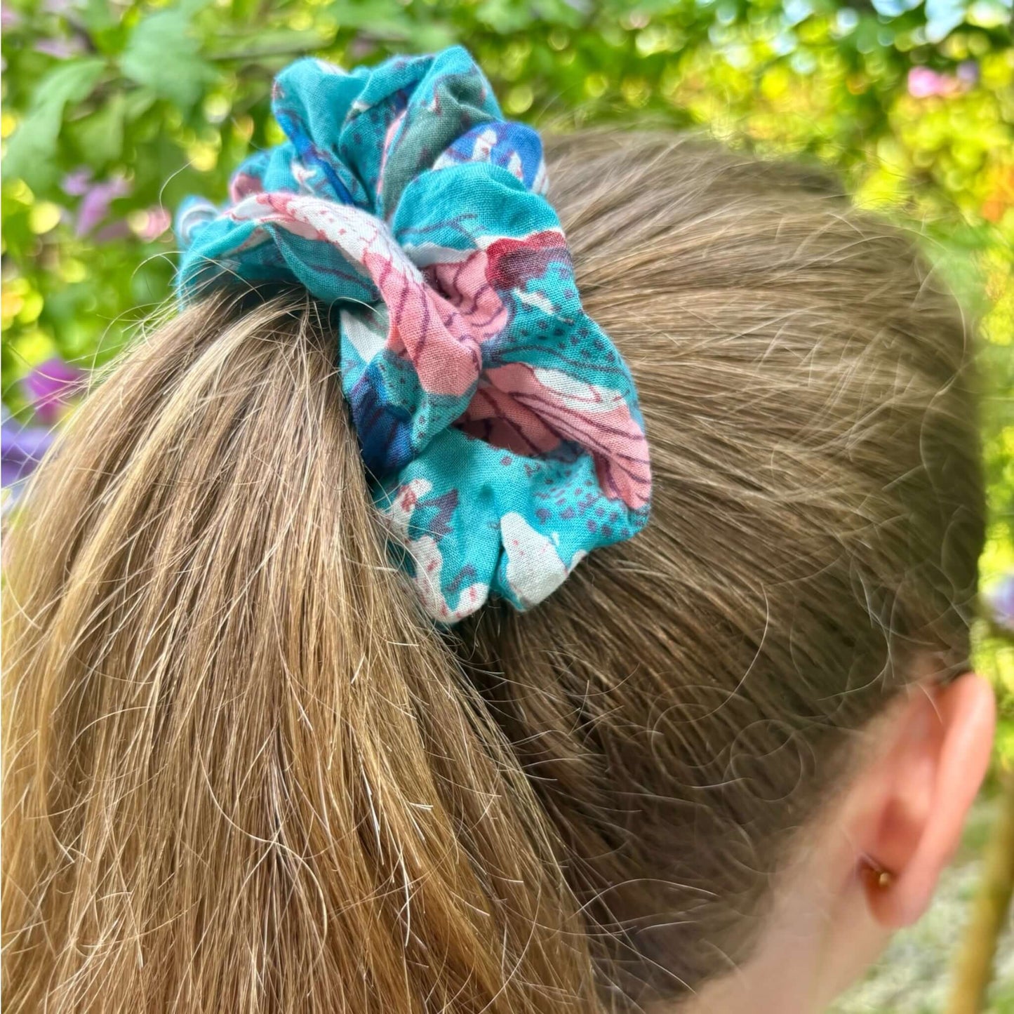 Elastici per capelli artigianali, cotone blockprint, azzurro con fiori rosa