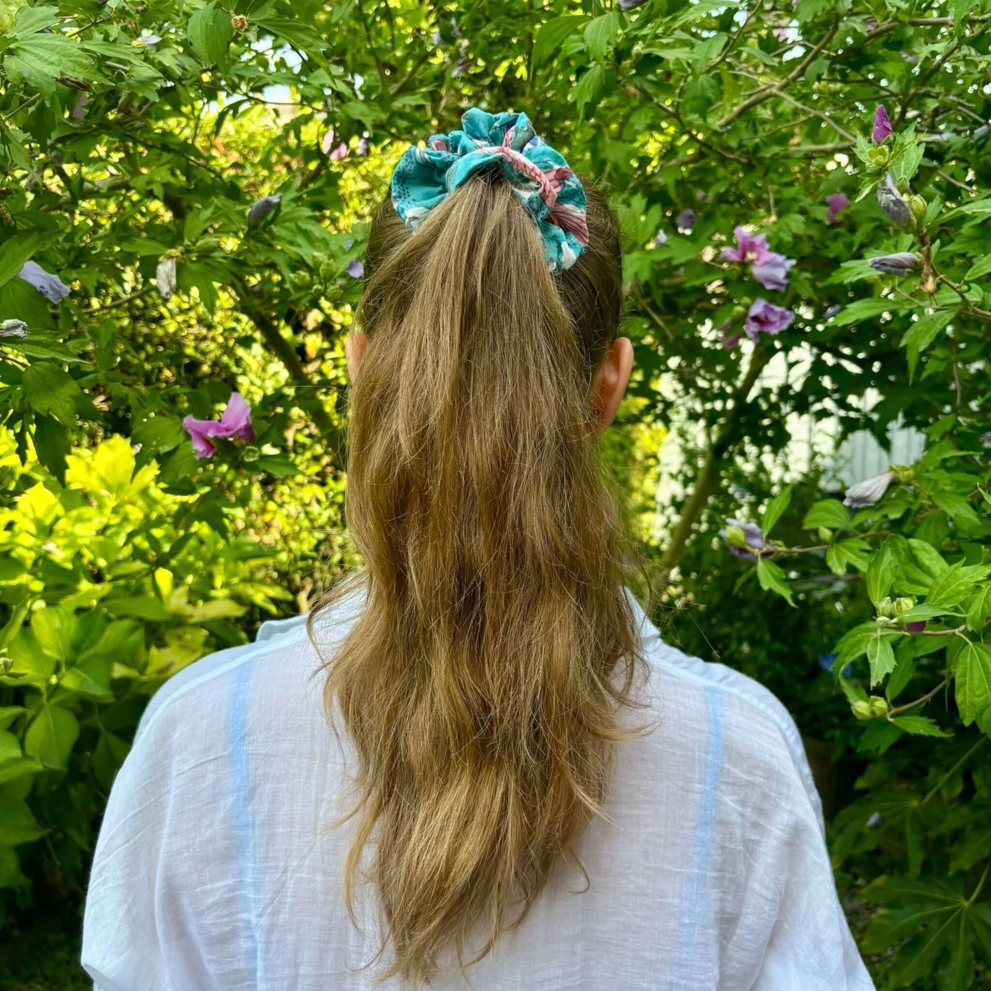 Scrunchies in cotone per look boho chic, elastico in cotone azzurro con fiori rosa