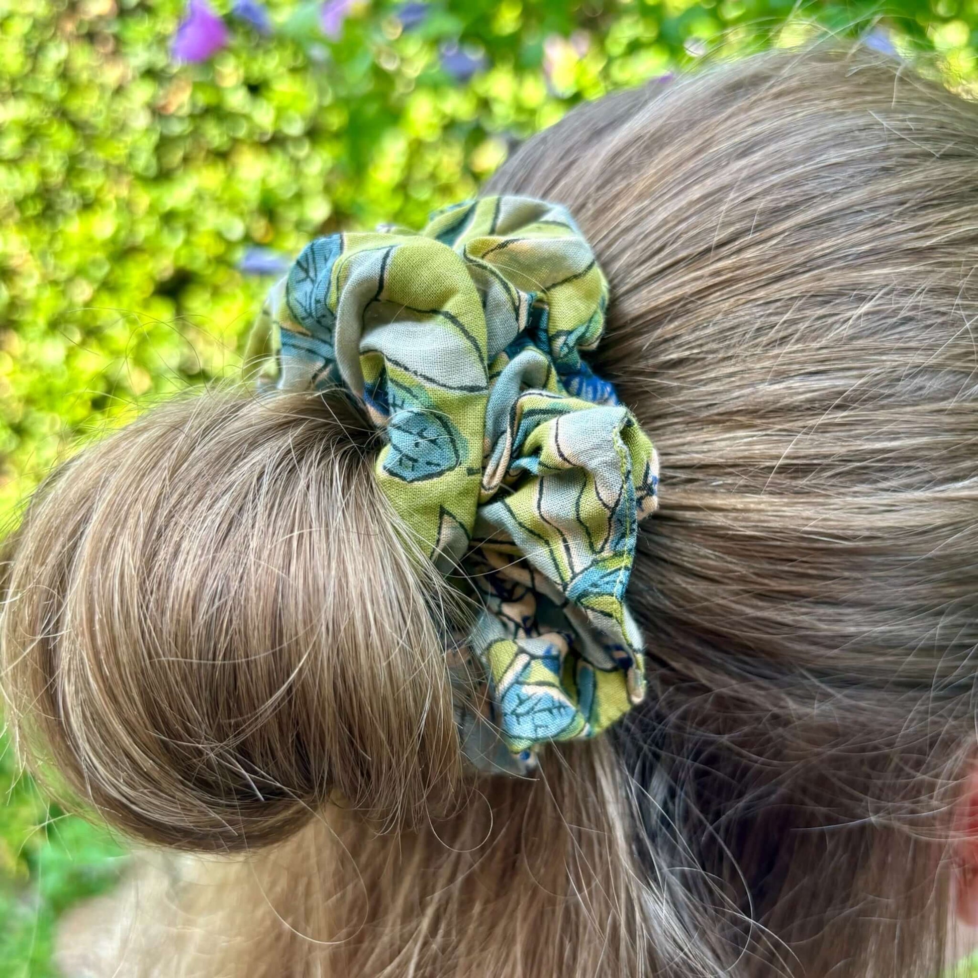 Elastici per capelli blockprint artigianali, cotone, verde con fiori blu e beige