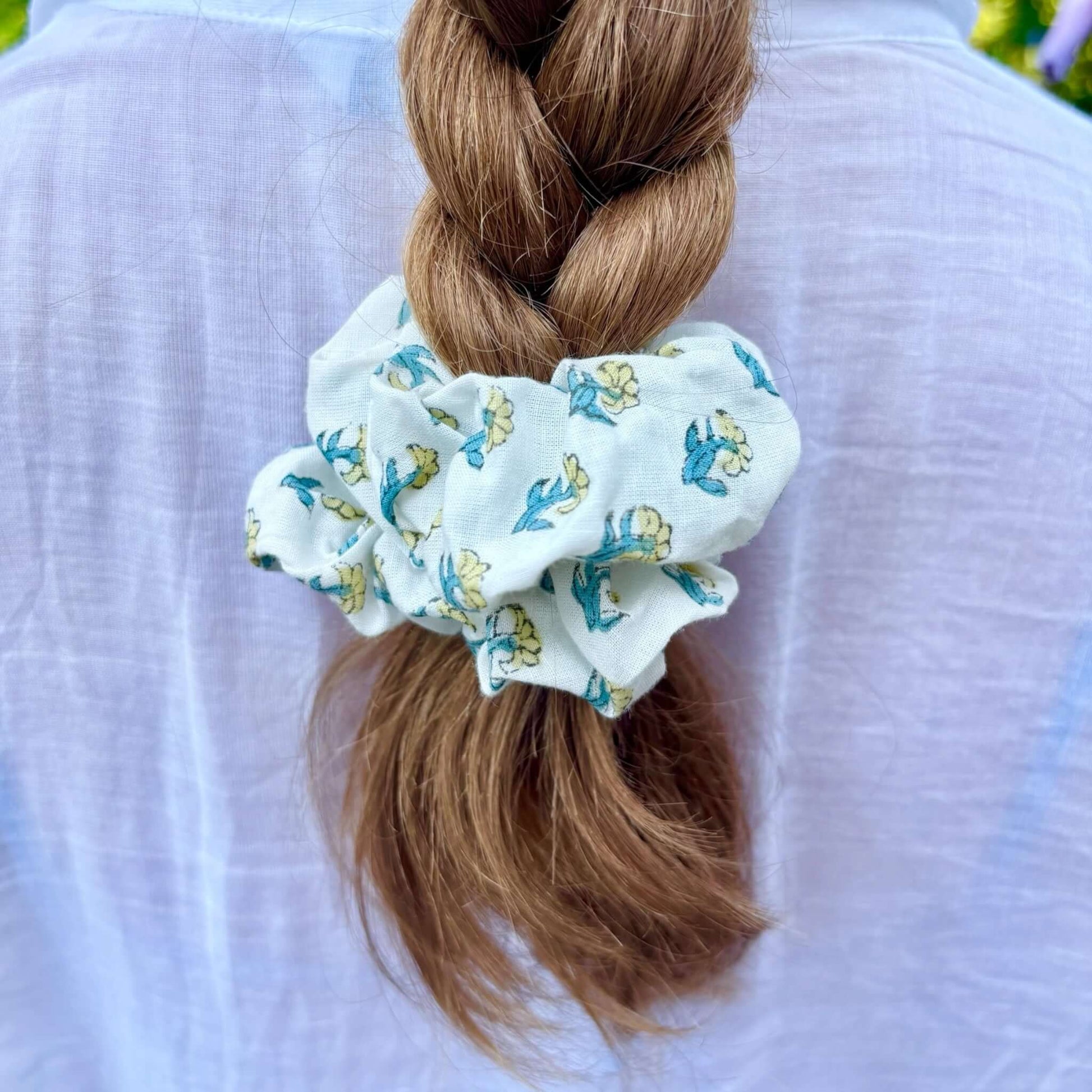 Scrunchie blockprinting bianco con fiorellini gialli