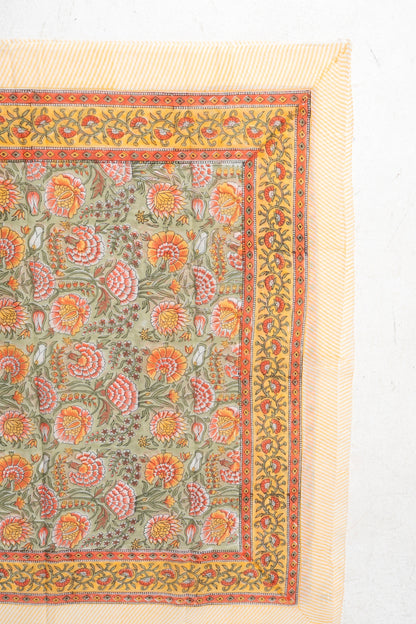 Pareo con stampa floreale arancio e pistacchio.