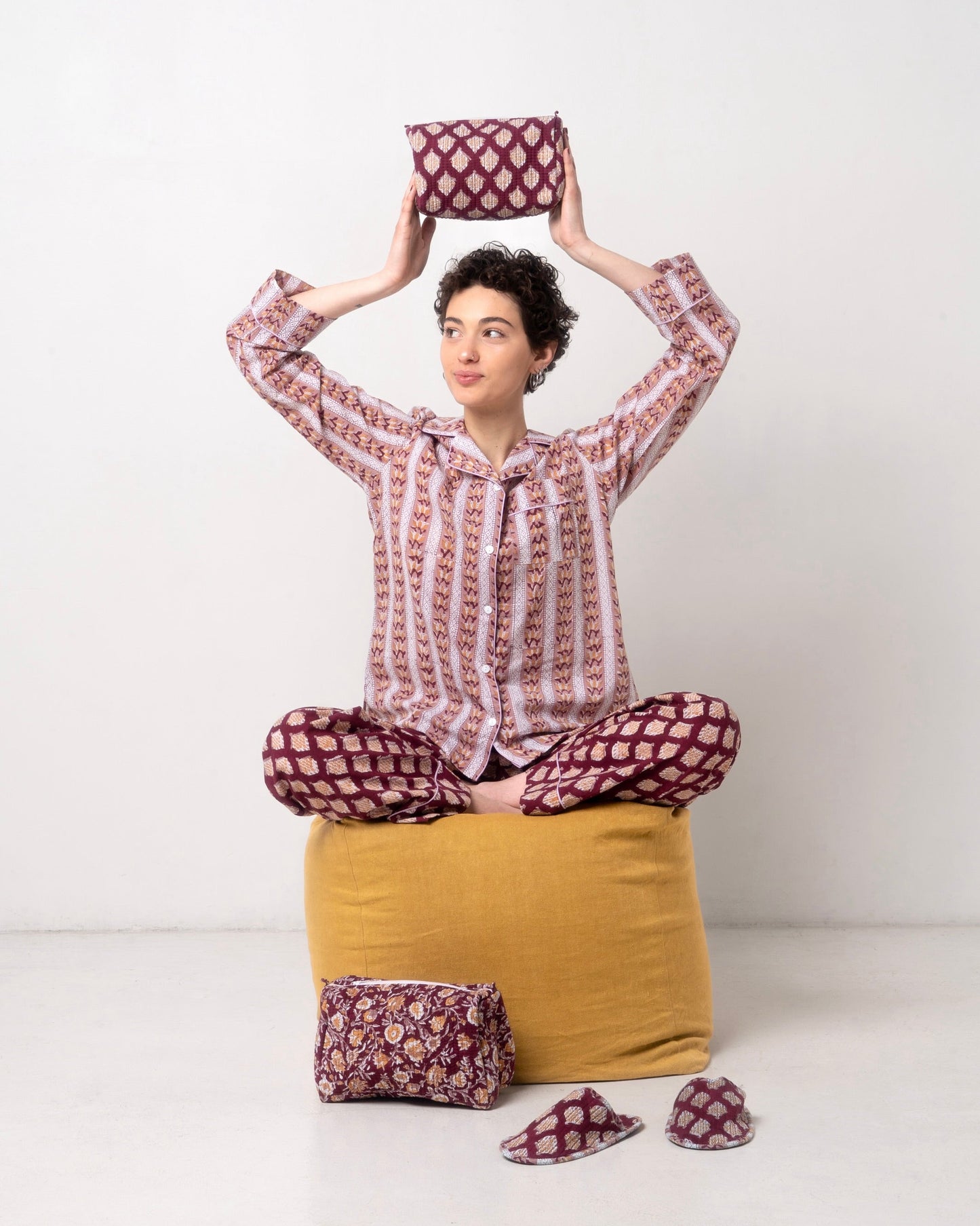 Completo pigiama donna con pantofole da viaggio e beautycase coordinati