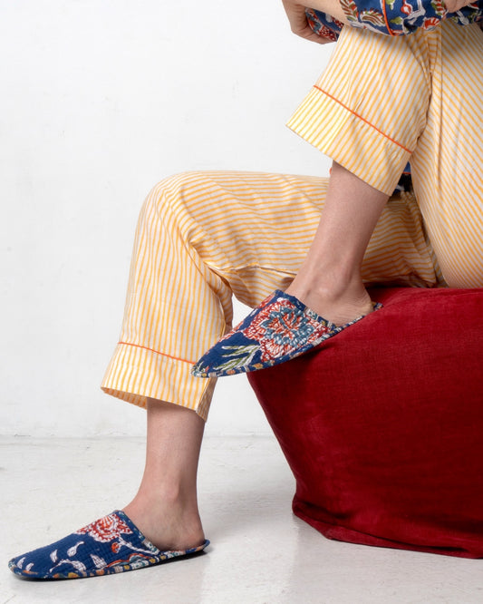Pantofole blu con fiori block-print.